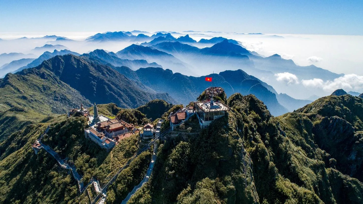 Located in the Hoàng Liên Sơn range near Sapa, this iconic summit offers panoramic views of cloud-kissed mountains and deep green valleys